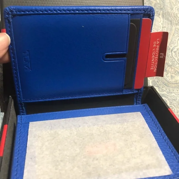 Copy for @nineofhearts Tumi SLG leather card case - Picture 5 of 7